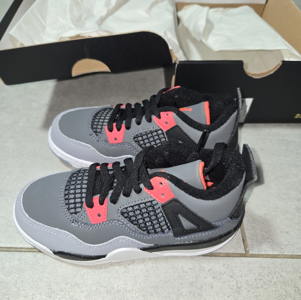 Jordan 4 Retro - Picture 4 of 9